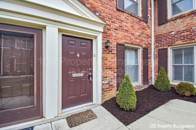 Building Photo - 911 Manor Ln