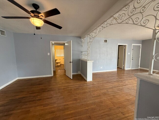 Foto del edificio - 2057 W Summit Ave.