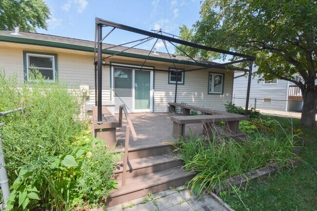 Building Photo - 4 Bed, 2 Bath Home for Rent – Great Locati...