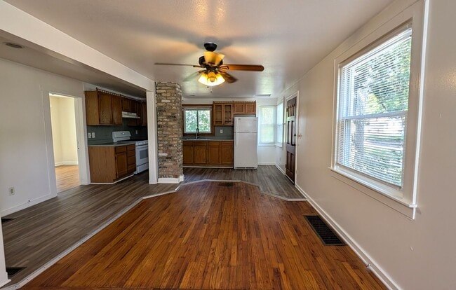 Building Photo - 1-2 bedroom Lakeside home