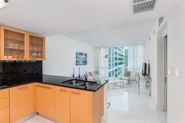 Foto del edificio - 6801 Collins Ave