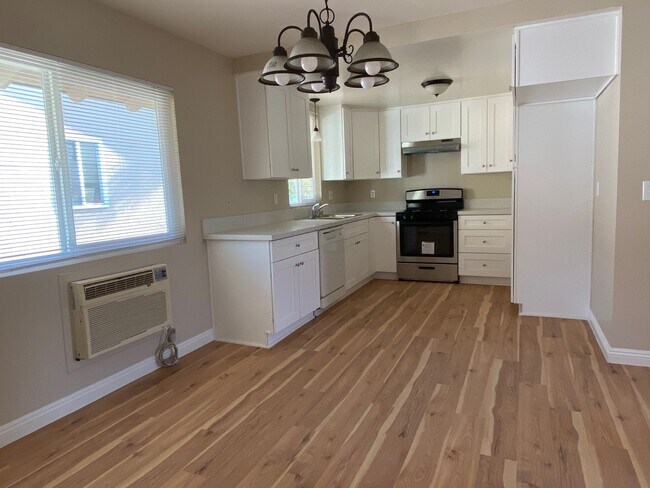 Kitchen - 2047 Evergreen St