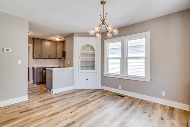 Building Photo - Enchanting 3 Bedroom 1 Bathroom Home Locat...