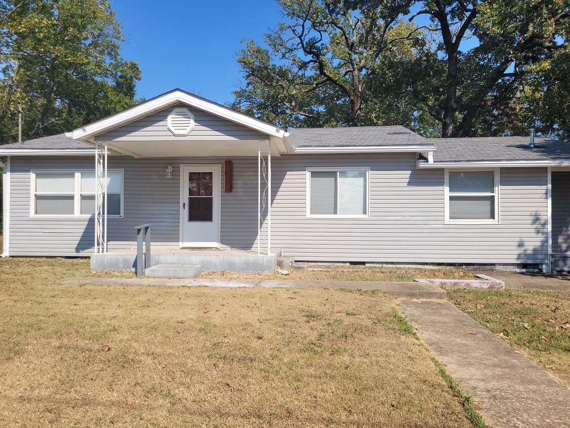 Charming 3 Bedroom / 2 Bathroom / 2 Car Ga... House Rental in Barling