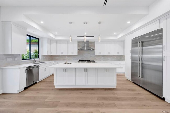 Building Photo - 251 S Griffith Park Dr
