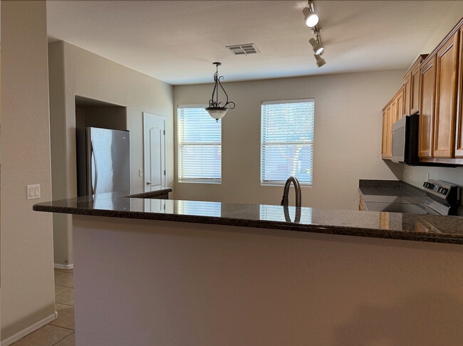 Building Photo - 996 E Cantebria Dr