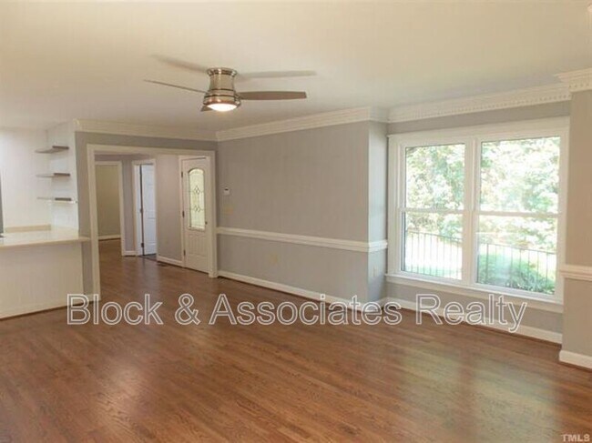 Foto del edificio - 5409 Pine Dr