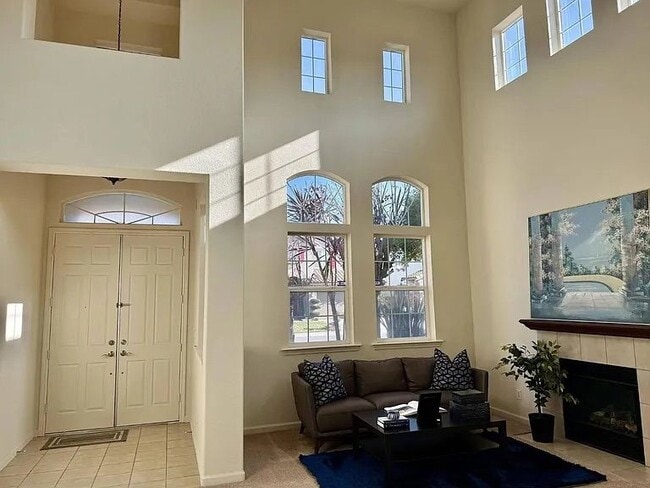 Building Photo - 3017 Roslyn Dr