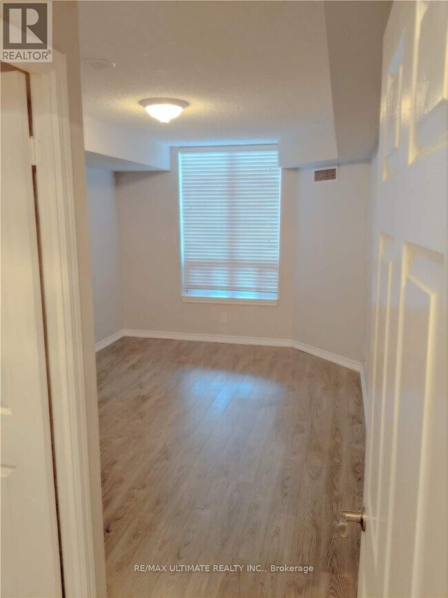 Photo du bâtiment - 1730 Eglinton Ave E