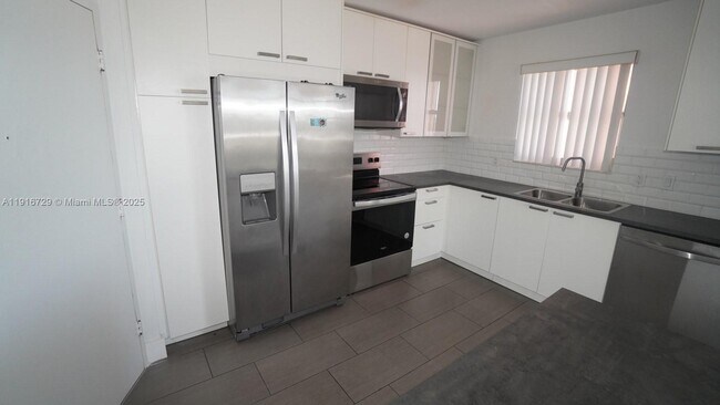 Building Photo - 1351 NE Miami Gardens Dr