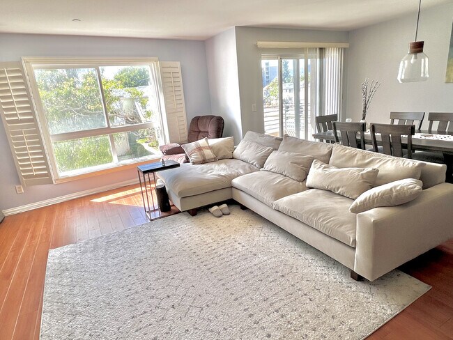 Living room - 5764 San Vicente Blvd