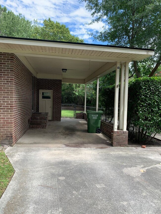 Foto del edificio - 3 Bedroom 1.5 Bath House on N. Wallace Ava...