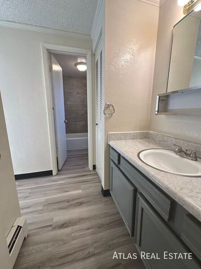 Foto del edificio - 461 El Paso Blvd