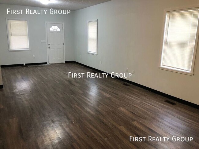 Building Photo - 2 Bedroom, 1 Bath Duplex in Dayton, Move I...