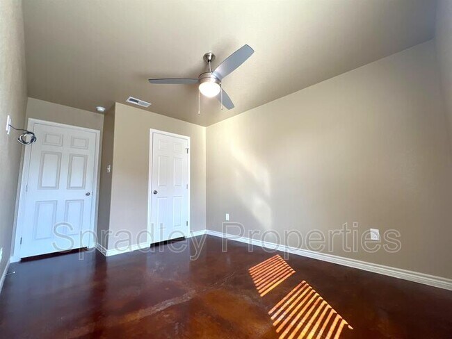 Foto del edificio - 1628 Sabine Rd