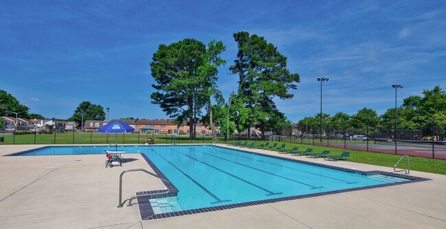 Foto del edificio - Emerald Point Apartments & Townhomes