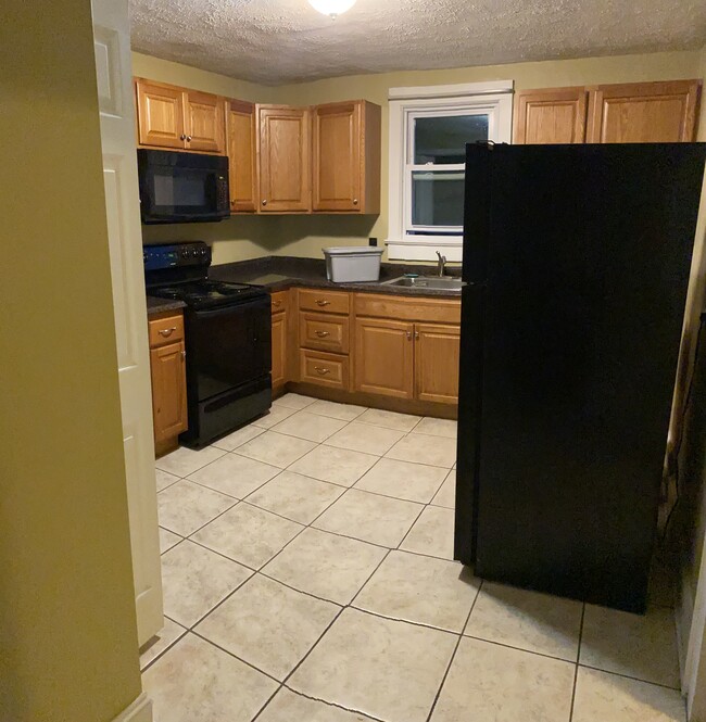 Kitchen - 906 W Lackawanna Ave