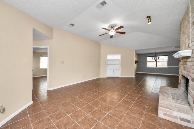 Building Photo - 2102 Rolling Glen Dr