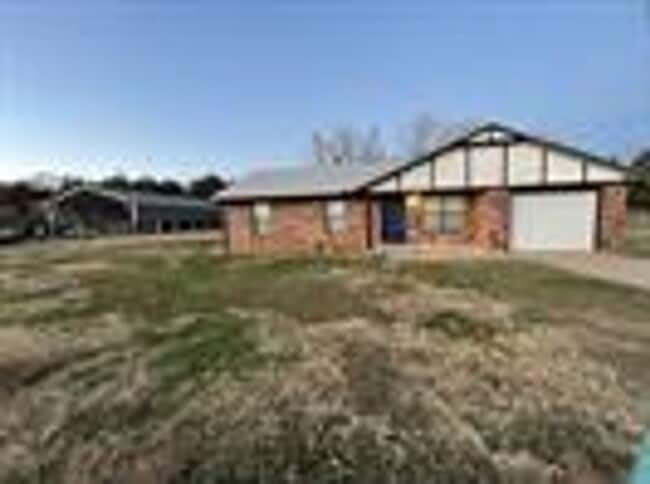Building Photo - Must see 3 bedroom 1.5 bath home and 1 car...