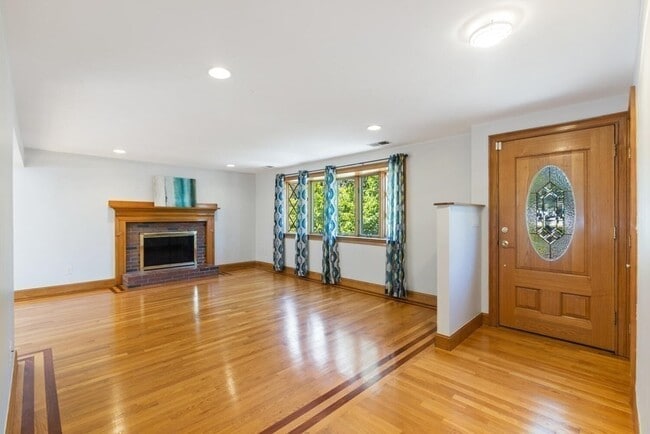 Building Photo - 11 Ingleside Rd