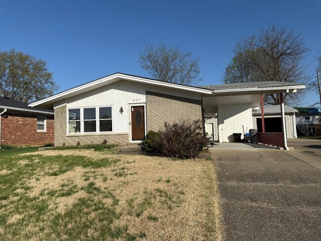 Foto del edificio - 663 Redwood Dr