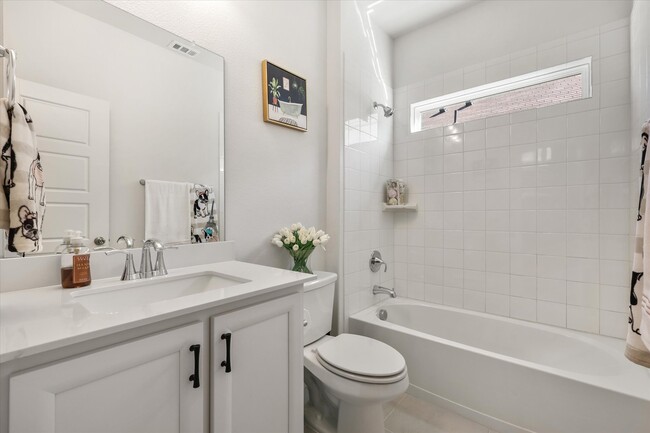 Bathroom2 - 605 Presidio St