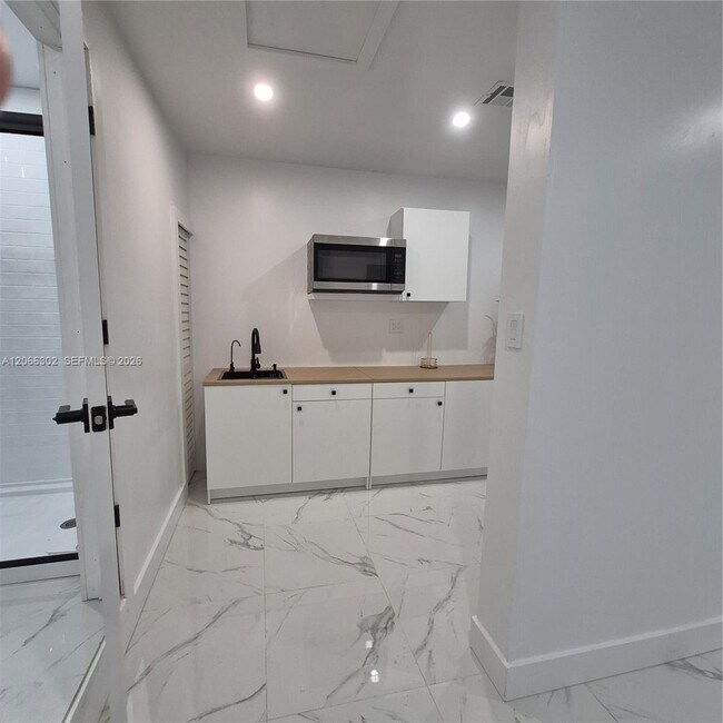 Foto del edificio - 8220 NW 199th St