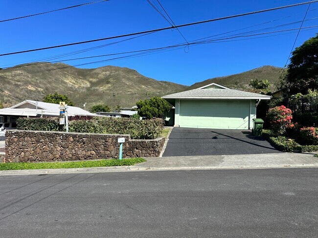 Building Photo - 1296 Kupau St