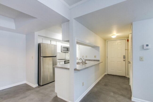 Building Photo - 239 Hillsboro Pl