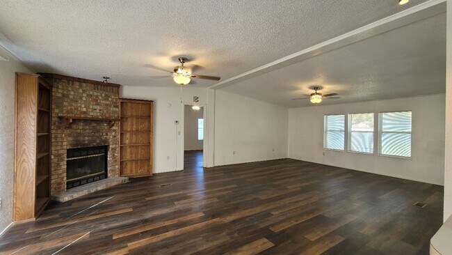Foto del edificio - BEAUTIFUL 4 BEDROOM DOUBLEWIDE IN COMMANDE...