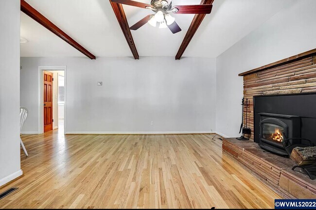 Foto del edificio - Available Now! 5 bedroom house with large yard and RV parking!