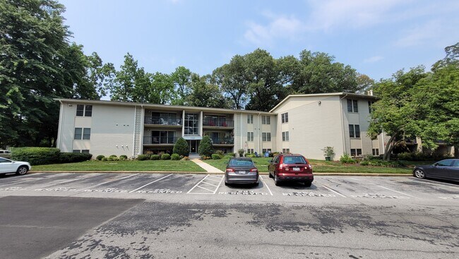 Aparcamiento sencillo delante de la unidad - 1101 Primrose Ct