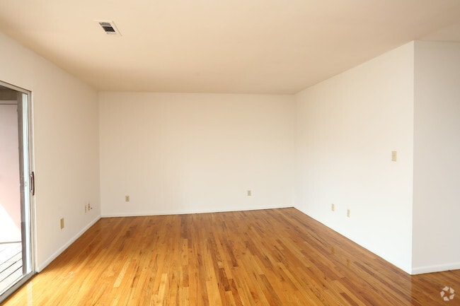 1 BD, 1BA (700sqft) - Living Room - Hamden Ridge Apartments