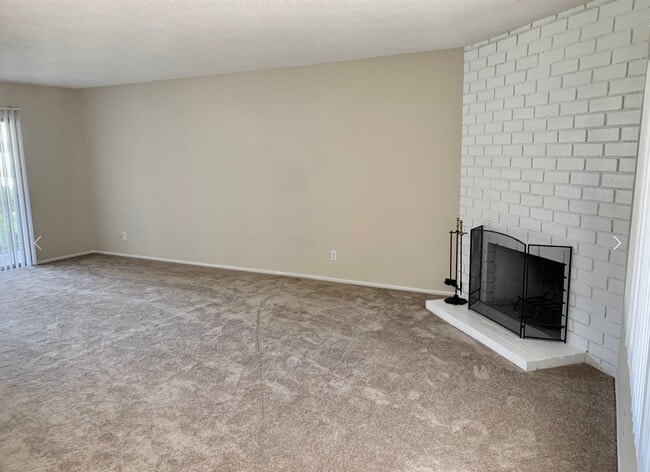 Building Photo - 220 E Live Oak St