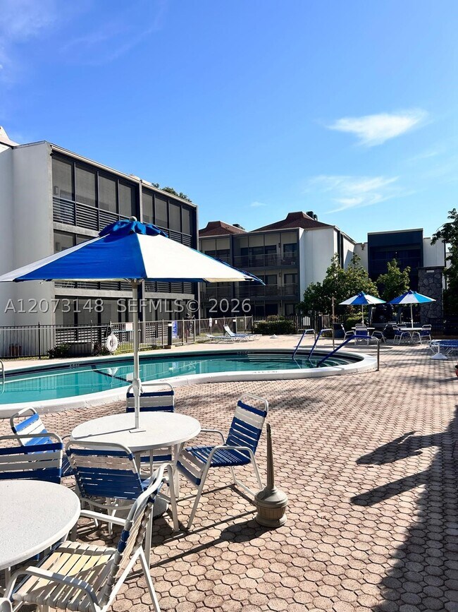 Foto del edificio - 4060 N Hills Dr