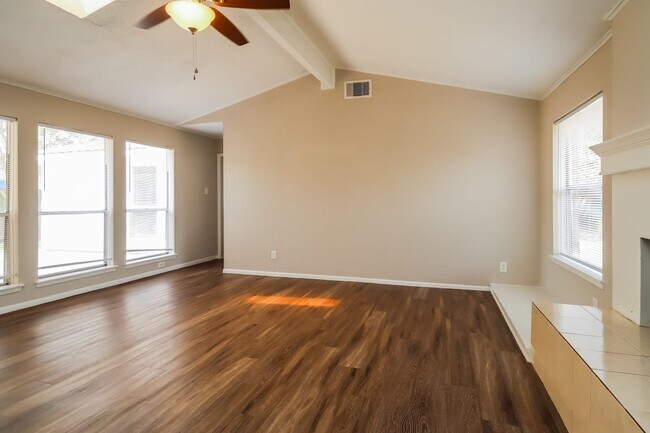 Foto del edificio - 7143 Longvine Dr