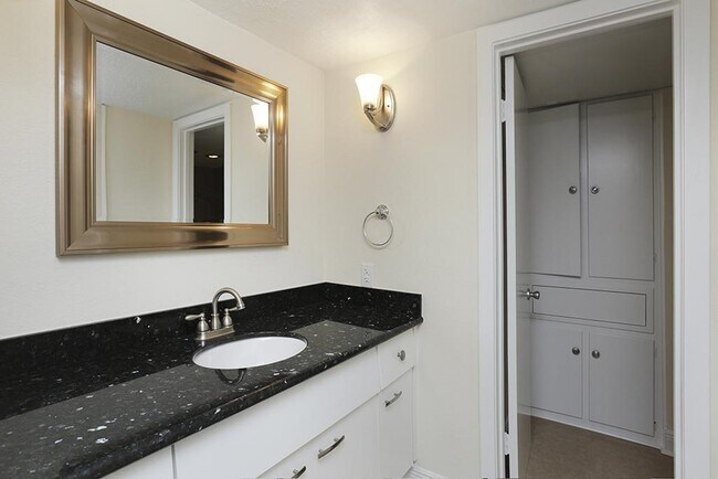 Foto del edificio - 3300 Yorktown St