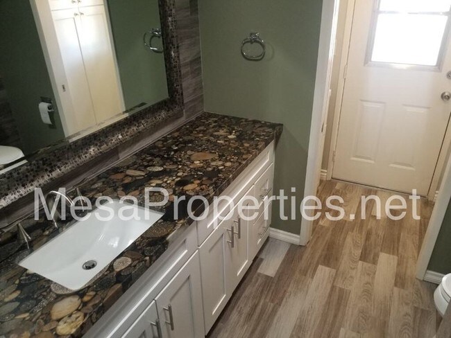 Foto del edificio - Large 3 Bedroom 2 Bath House with Solar!