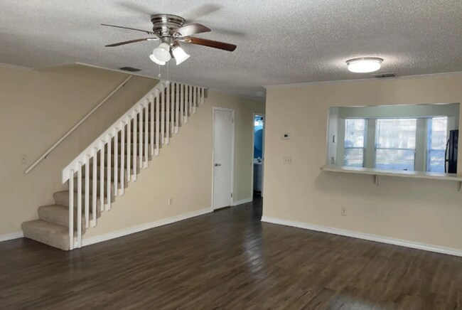 Building Photo - 2 Bedroom Townhome in Lexington Square