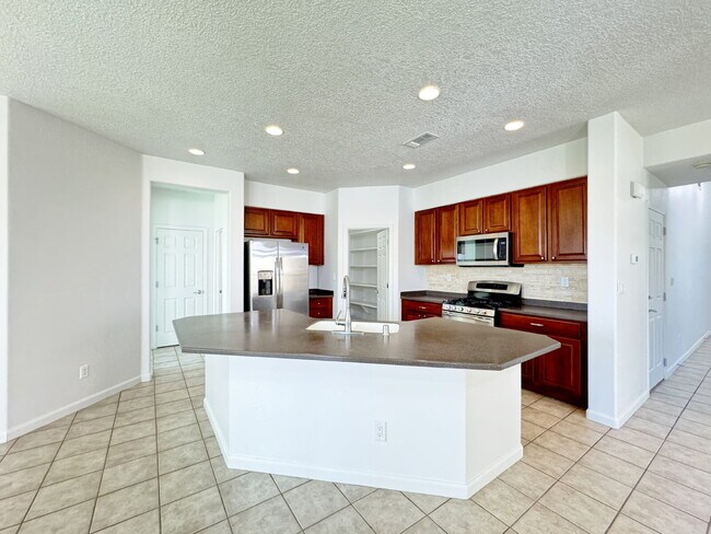 Building Photo - Wonderful 2 Story 3 BR Home in Loma Colorado