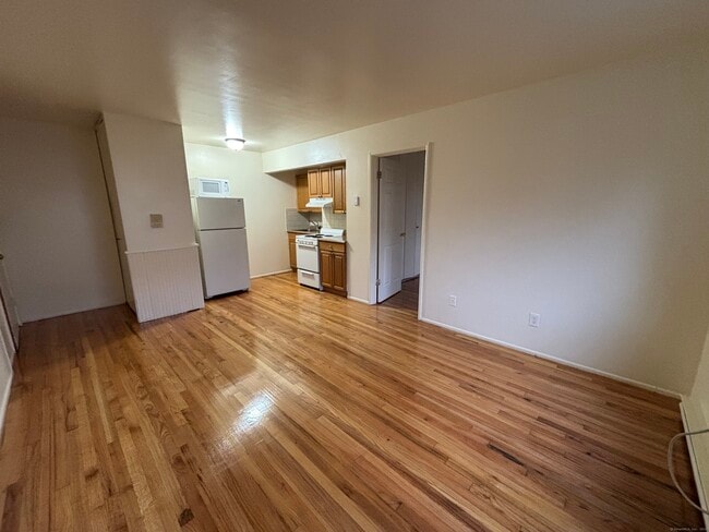 Building Photo - 17 Ferris Ave
