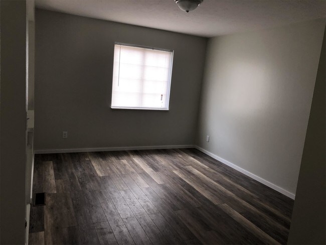 Building Photo - 532 Valley Dr