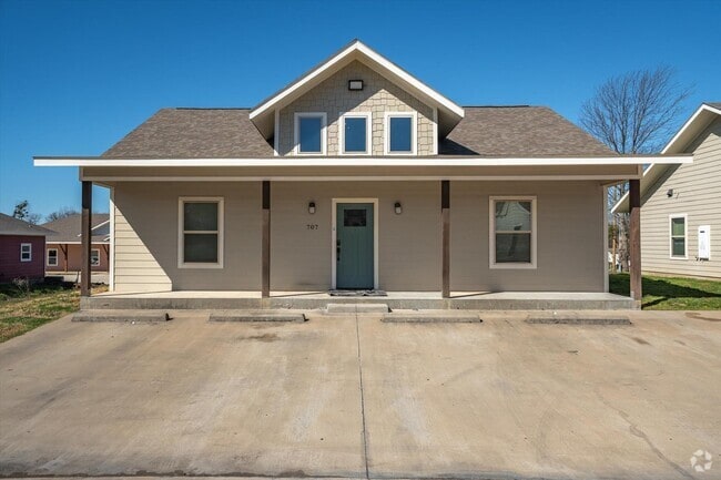 Building Photo - 709 Maple St