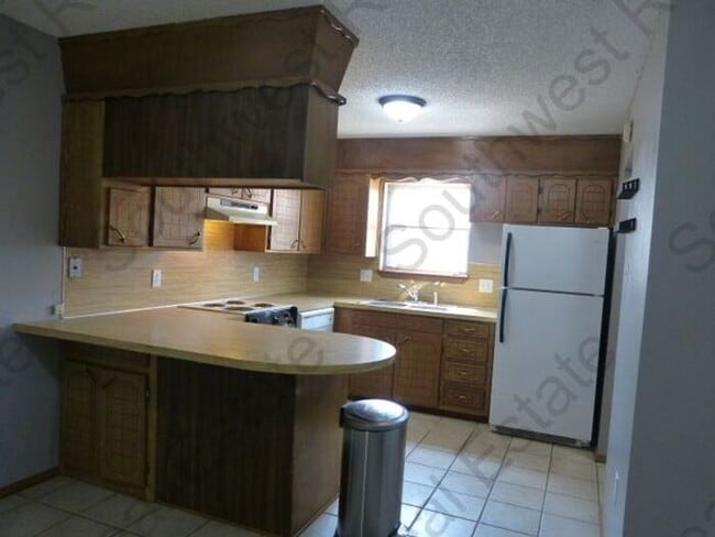 Building Photo - Spacious 3 bedrooms 2 baths home with 2 car garage