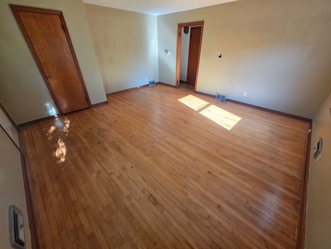 Building Photo - 513 Putnam Dr