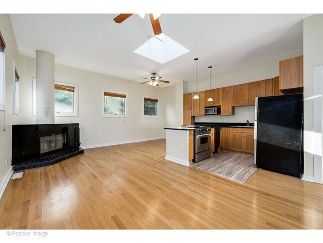 Building Photo - 1511 N Paulina St