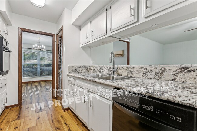 Foto del edificio - 2444 Somerset Dr