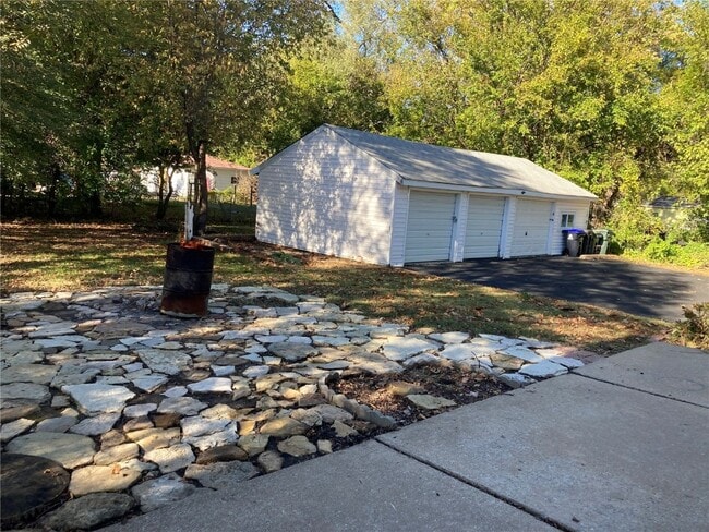 Building Photo - 915 Lindsay Ln