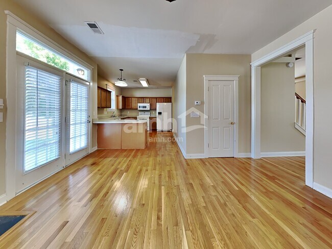 Building Photo - 408 Hydrangea St