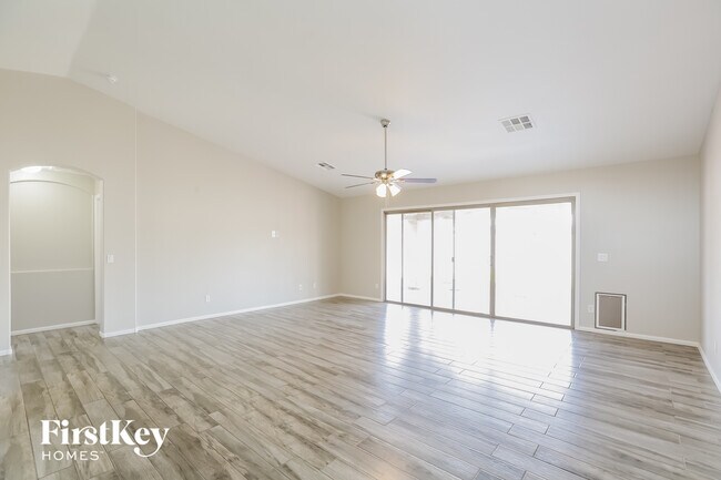 Foto del edificio - 7017 N 77th Dr
